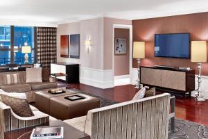 TV a/nebo společenská místnost v ubytování Sheraton New York Times Square Hotel
