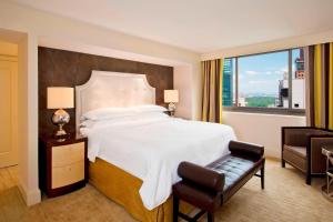 Postel nebo postele na pokoji v ubytování Sheraton New York Times Square Hotel