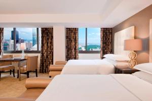 Postel nebo postele na pokoji v ubytování Sheraton New York Times Square Hotel