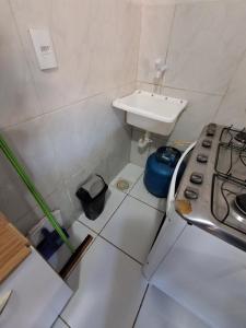 a small bathroom with a sink and a stove at Apartamento Premium Grand Luxo in Fortaleza