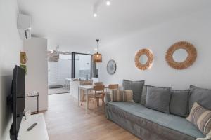 een woonkamer met een bank en een tafel bij Chez Oti Puerto Rico in Puerto Rico de Gran Canaria