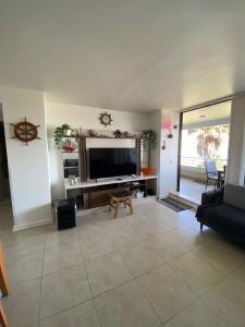 uma sala de estar com uma grande TV de tela plana em San Alfonso del Mar em Algarrobo mais 10 fotografias