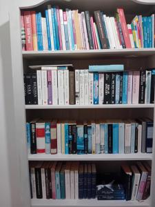 une étagère remplie de livres dans l'établissement MaCoCo Maison Coeur Corbieres, à Fontjoncouse