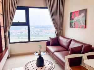 ein Wohnzimmer mit Couch und großem Fenster in der Unterkunft Hoci Homestay Vinhomes Ocean Park in Gia Lâm Pho