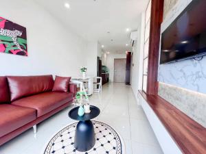 ein Wohnzimmer mit Sofa und Tisch in der Unterkunft Hoci Homestay Vinhomes Ocean Park in Gia Lâm Pho + 11 Fotos