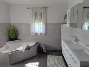 Koupelna v ubytování Exklusive Ferienwohnung am Traunfall + 26 fotografií