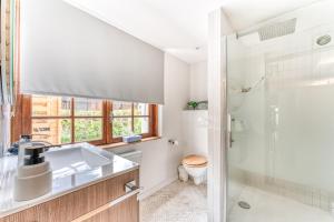 Ένα μπάνιο στο Appartement de Luxe avec Jacuzzi, Vue Montagne et Jardin