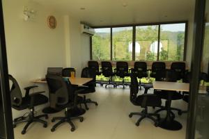 Una sala de conferencias con mesas y sillas y una gran ventana. en Fantasea Kamala Beach 1 BR 411, en Kamala Beach 155 fotos más