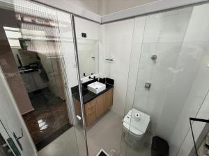 ein Badezimmer mit Dusche, Waschbecken und Toilette in der Unterkunft Canal 3 lado da praia e R da Paz in Santos
