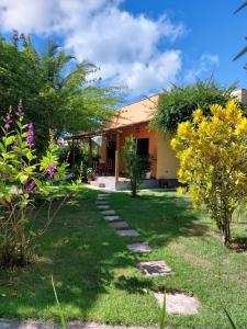 a garden in front of a house at Paraíso nas férias in Porto Seguro