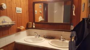 Un baño con dos lavabos y un espejo grande. en "Chambres d'Hôtes" Bord de Rance Au Rez-de-Jardin de la "Villa Cyrano", en Pleurtuit 26 fotos más