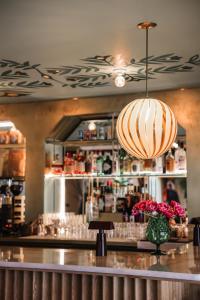 North EgremontProspect Berkshires的吧台上花瓶的酒吧