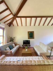 un soggiorno con un grande divano bianco e un camino di Ocean Loft - Surf & Serenity Retreat a Los Destiladeros