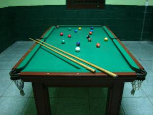 - un billard avec des balles et des cannes dans l'établissement Pousada Luz da Lua, à Socorro