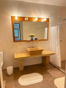 bagno con lavandino in legno e specchio di Ocean Loft - Surf & Serenity Retreat a Los Destiladeros Altre 26 foto
