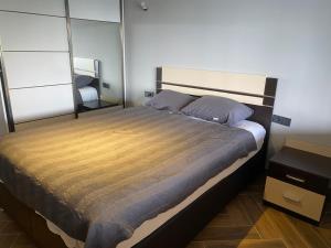 Postel nebo postele na pokoji v ubytování Kocaeli Başiskele Doğayla İç İçe Özel Havuzlu Tatil Evi