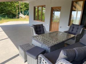 Posezení v ubytování Kocaeli Başiskele Doğayla İç İçe Özel Havuzlu Tatil Evi