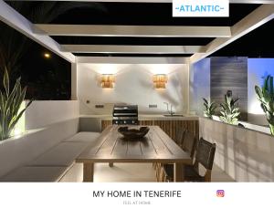 Un comedor con mesa y sillas en -ATLANTIC- by myhomeintenerife, Luxury Private heated pool, en Palm-mar 28 fotos más