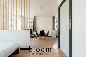 a bedroom with a bed and a table and chairs at Le cocon Place du Marché Nancy coeur de ville in Nancy
