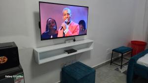 Televisyen dan/atau pusat hiburan di Pazoori Stays Superior Studios