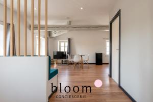 sala de estar de planta abierta con mesa y sillas en L'étoile Place du Marché central, en Nancy