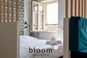 Un dormitorio pequeño con una cama con ventana. en L'étoile Place du Marché central, en Nancy 7 fotos más