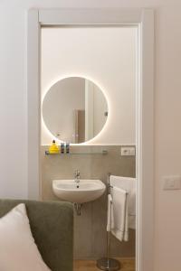 un baño con lavabo y espejo en Mariannina Apartments - Maiori, en Maiori