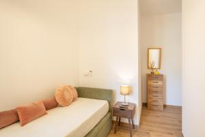 Un dormitorio con una cama y una cómoda con espejo. en Mariannina Apartments - Maiori, en Maiori