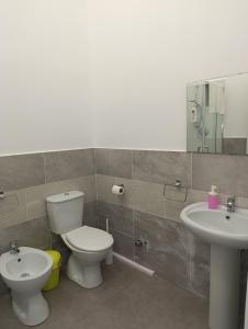 łazienka z toaletą i umywalką w obiekcie Don Camillo Suites w mieście Riposto +10 zdjęć