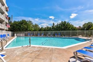 una gran piscina con sillas en Triton's Trumpet B 101, en Ocean City
