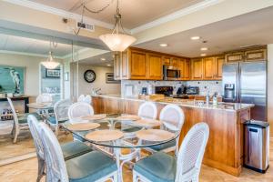 Una cocina y un comedor con mesa y sillas. en Triton's Trumpet B 101, en Ocean City