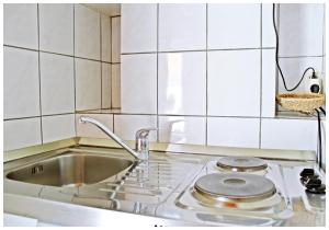 Kuchyň nebo kuchyňský kout v ubytování Guest House Tragurion