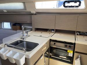 Una cocina en una casa rodante con fregadero y estufa. en Apartment Barco Xunguila Cascais, en Cascais