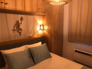 シビリにあるHOUSE IN FRONT OF THE SEa!のベッドルーム1室(上にシャンデリア付きのベッド1台付)