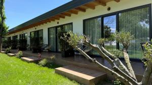 En hage utenfor Frenki'S Residence