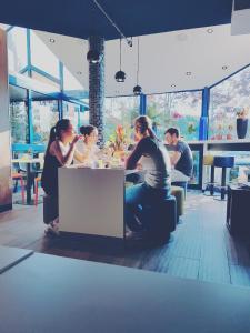 un grupo de personas sentadas en una mesa en un restaurante en Ibis budget Lille Ronchin - Stade Pierre Mauroy en Ronchin
