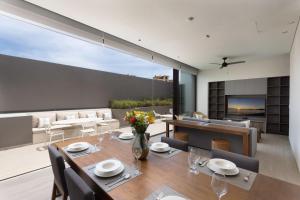 ein Esszimmer und ein Wohnzimmer mit Tisch und Stühlen in der Unterkunft Best Location in Cabo Marina Private Rooftop Sleeps 8 in Cabo San Lucas