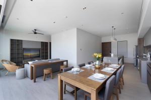 カボ・サン・ルーカスにあるBest Location in Cabo Marina Private Rooftop Sleeps 8のダイニングルーム、キッチン(テーブル、椅子付)