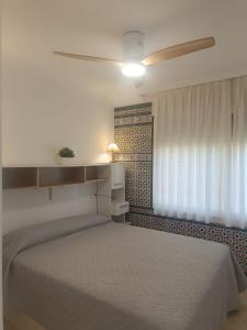 Posteľ alebo postele v izbe v ubytovaní Bahia de Vera Apartamento Monica + 37 fotografií