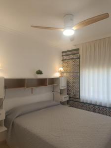 Posteľ alebo postele v izbe v ubytovaní Bahia de Vera Apartamento Monica