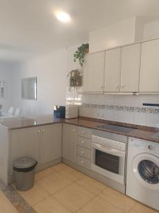 Kuchyňa alebo kuchynka v ubytovaní Bahia de Vera Apartamento Monica
