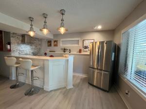 Η κουζίνα ή μικρή κουζίνα στο Calgary Lake House B&B