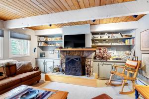 Una sala de estar con chimenea y televisión. en Ducks Unlimited 173, en Big Sky