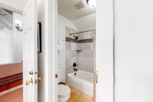 un baño con inodoro y bañera en Ducks Unlimited 173, en Big Sky