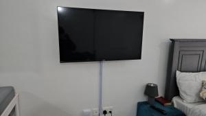 Televisyen dan/atau pusat hiburan di Pazoori Stays Superior Studios