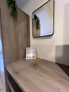 Un espejo en una pared con una mesa de madera. en Luxurious studio, Playa del Carmen, en Playa del Carmen 11 fotos más
