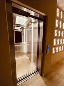 una puerta de cristal que da a una habitación con ventana en Luxurious studio, Playa del Carmen, en Playa del Carmen