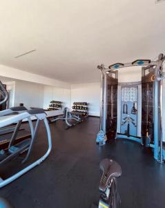 Un gimnasio con varias máquinas de correr en una habitación. en Luxurious studio, Playa del Carmen, en Playa del Carmen