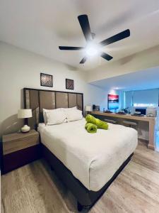 Un dormitorio con una cama con ventilador de techo. en Luxurious studio, Playa del Carmen, en Playa del Carmen