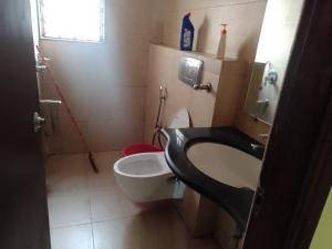 Un baño pequeño con inodoro y lavabo. en Raj 3bhk Villa Calangute, en Calangute